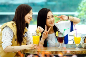 娱乐吃瓜女艺人恋情,甜蜜互动引网友热议